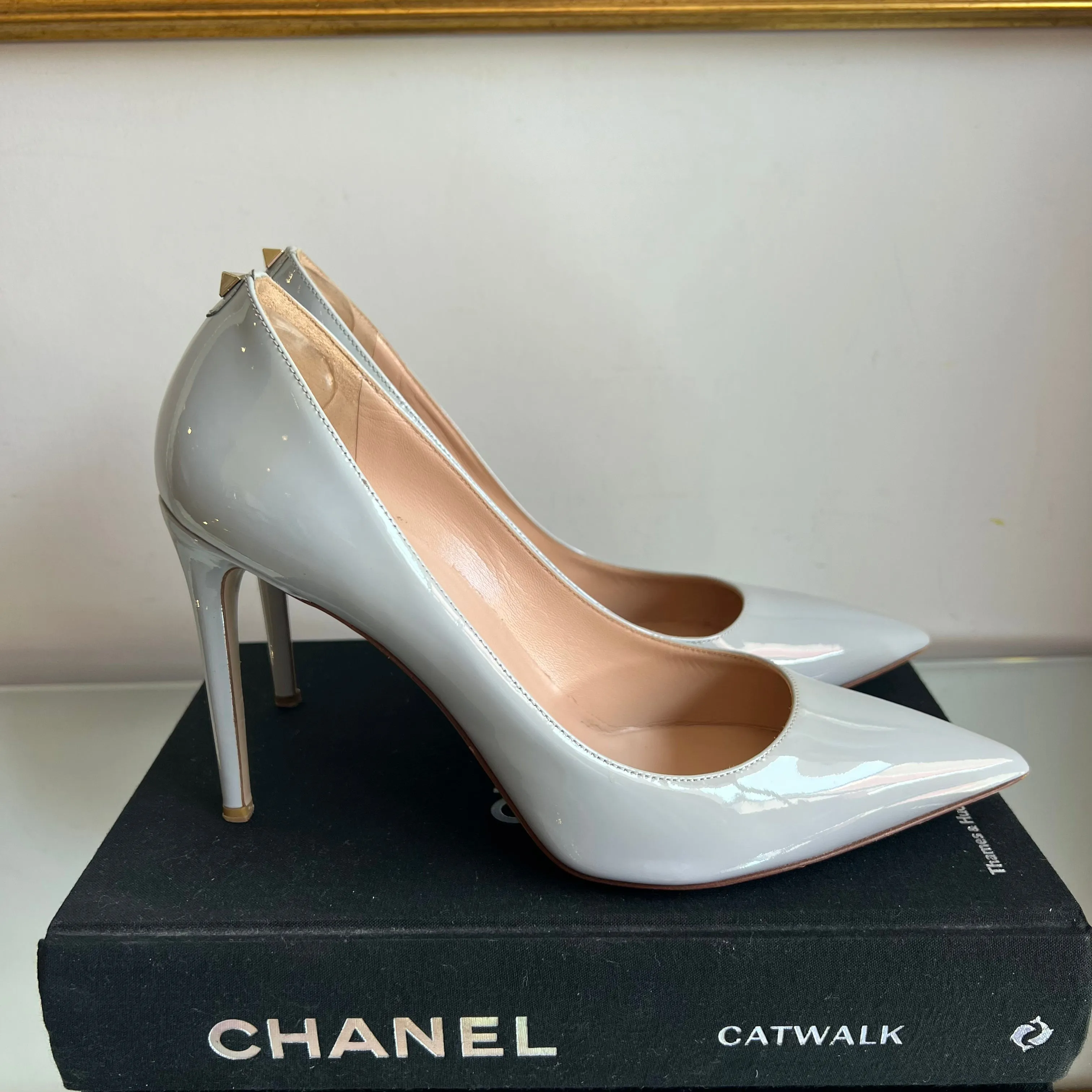 Scarpin Valentino Garavani em Verniz Gelo