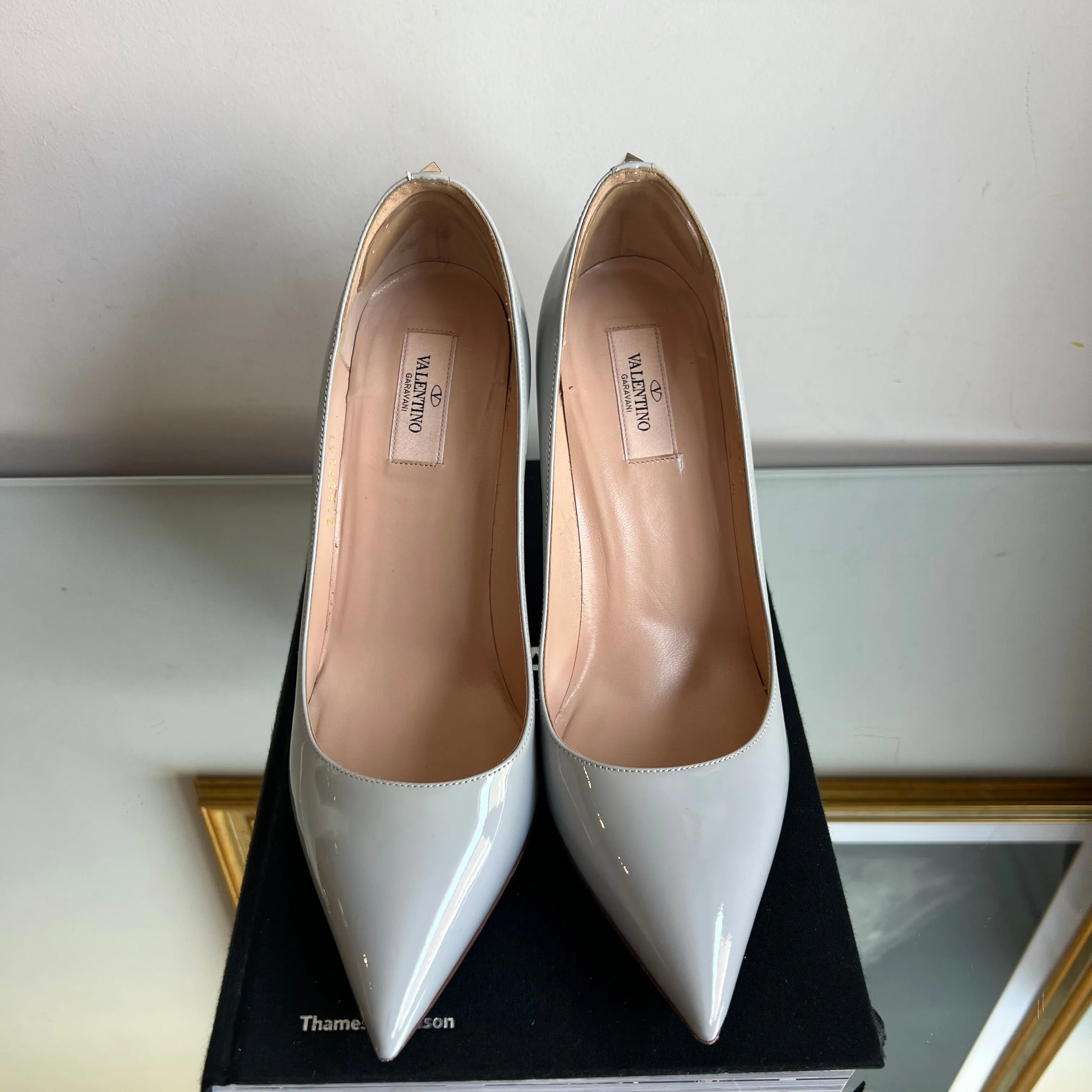 Scarpin Valentino Garavani em Verniz Gelo