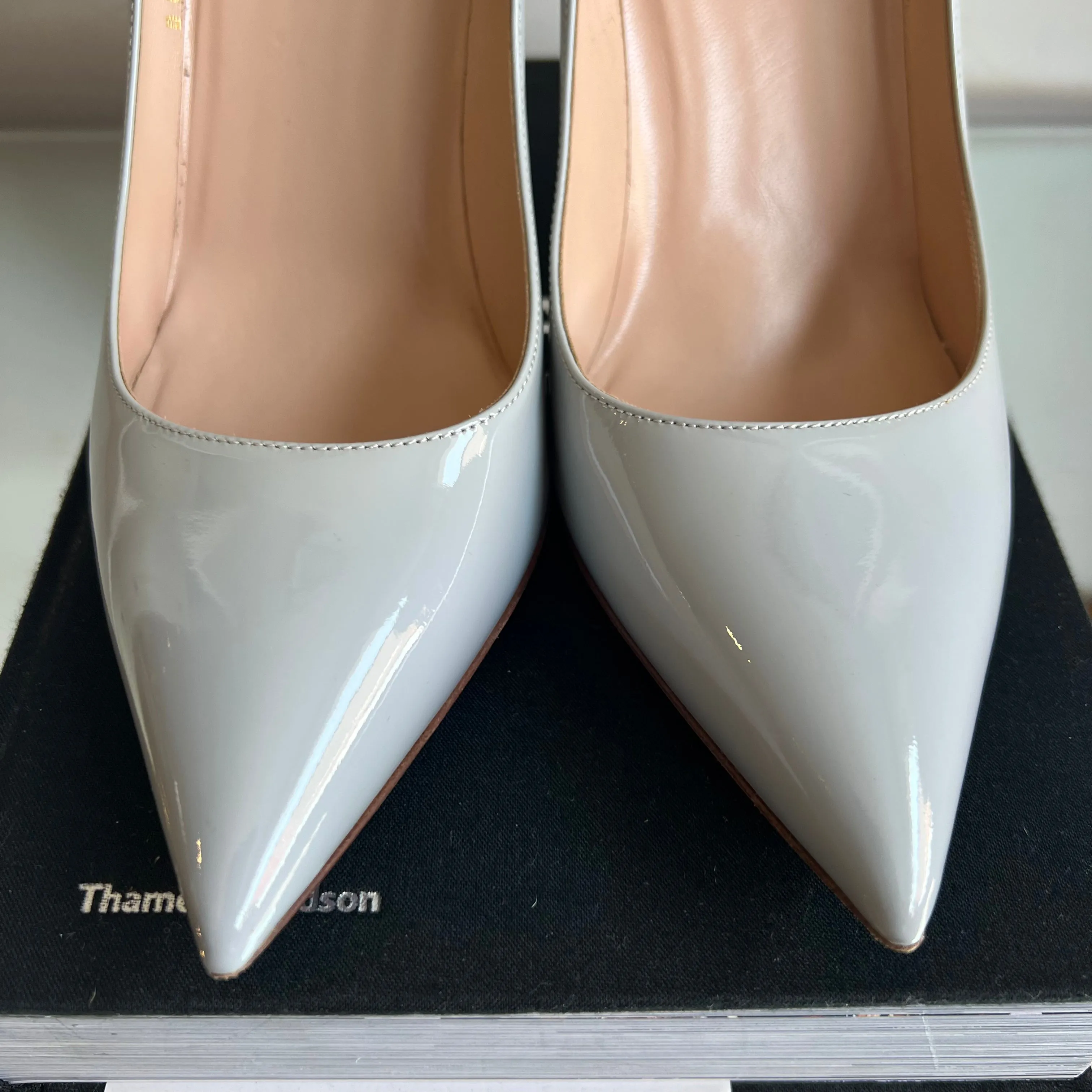 Scarpin Valentino Garavani em Verniz Gelo